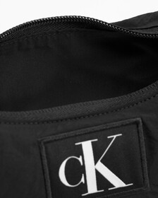 CK CITY 迷你半月形斜揹袋, BLACK BEAUTY, hi-res