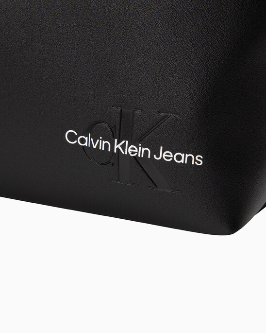 SCULPTED ROUND BAG WITH LOGO TAG