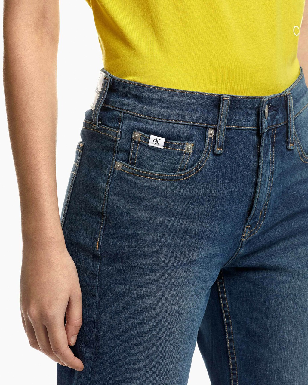 ULTIMATE STRETCH 中度洗水修身直腳牛仔褲, Med Blue Embro Hem, hi-res
