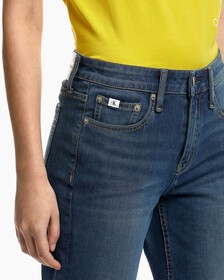 ULTIMATE STRETCH 中度洗水修身直腳牛仔褲, Med Blue Embro Hem, hi-res