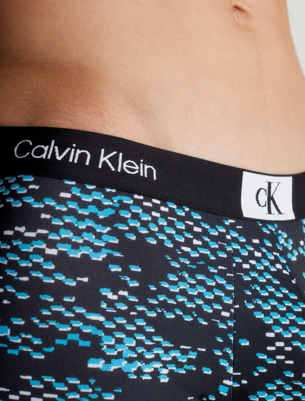 CALVIN KLEIN 96 超細纖維低腰內褲, BLACK PRINT/BLK, hi-res