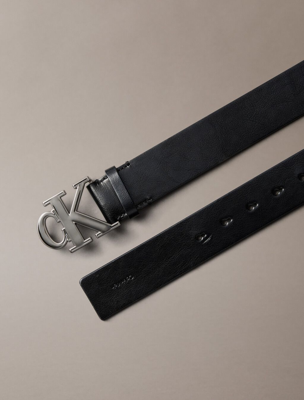 CK 琺瑯扣皮帶 40 公釐, Black / Black Enamel Matte Gunmetal, hi-res