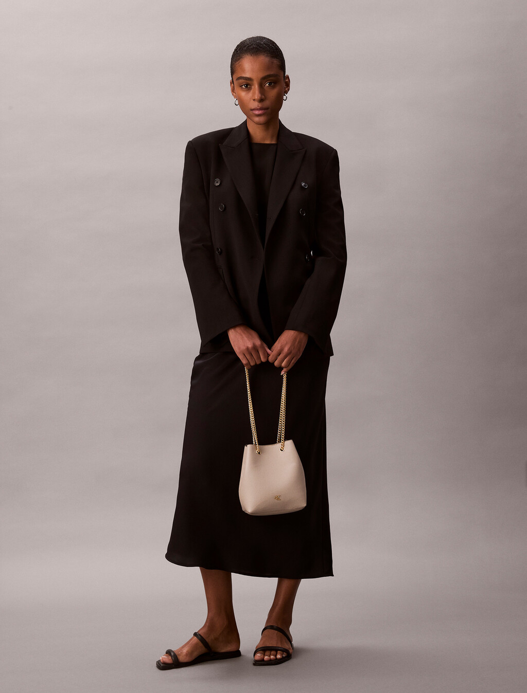 Minimal Monogram Chain Bucket Bag, Chateau, hi-res