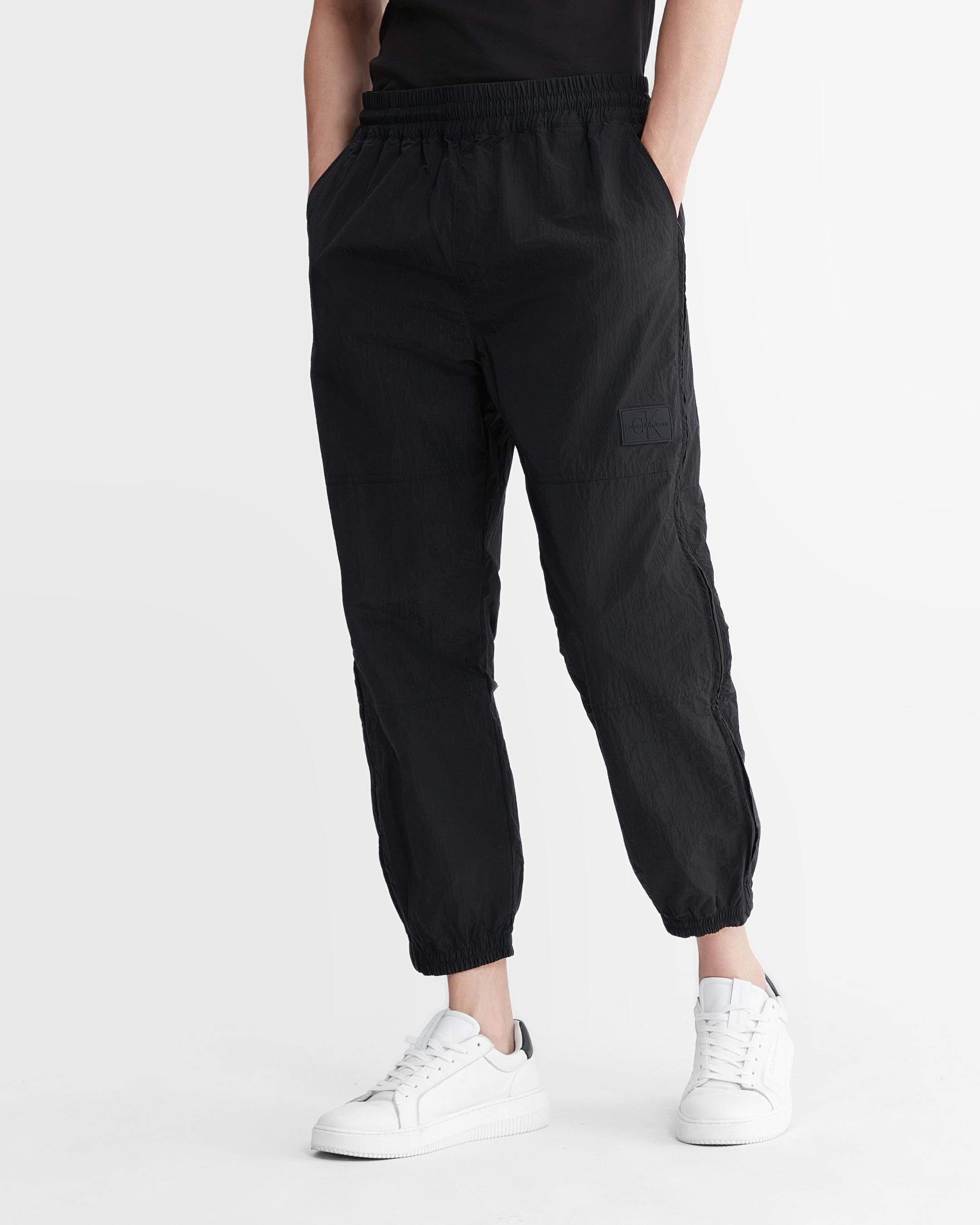 Side outlet zip joggers