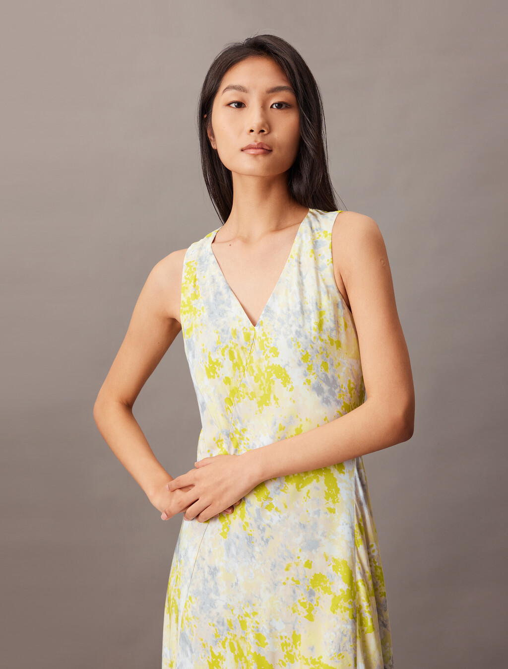 抽象圖案 Ecovero V 領連身裙, 18622 CSW25S_P012+1_Formal Grey, hi-res