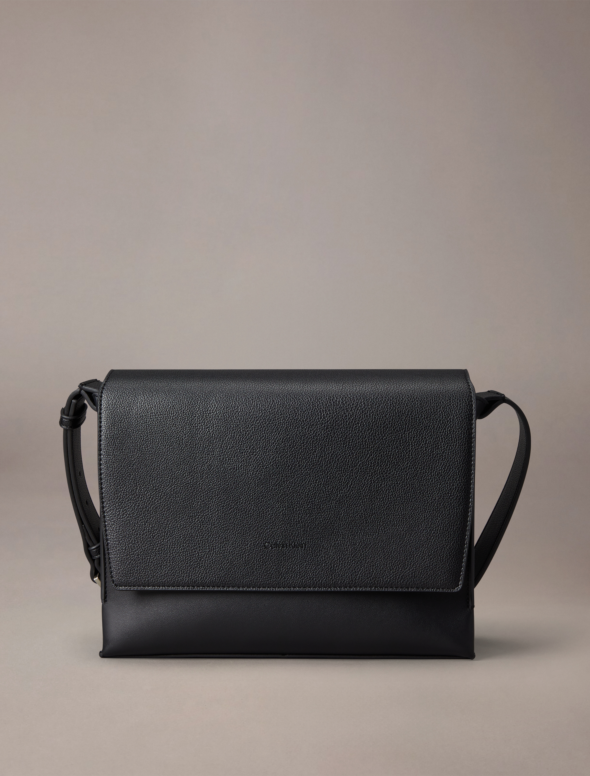 ☆ ☆ Men's CK Micro Pebble Messenger Bag 4D3034G Micro Pebble Messenger | black | Calvin Klein Hong Kong